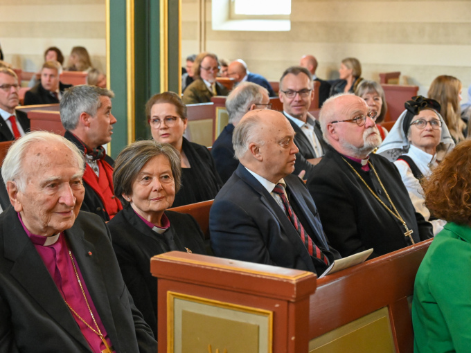 Andreas Aarflot, Helga Haugland Byfuglien og Atle Sommerfeldt, tre av Borgs tidligere biskoper, var til stede i kirken. Foto: Sven Gj. Gjeruldsen, Det kongelige hoff